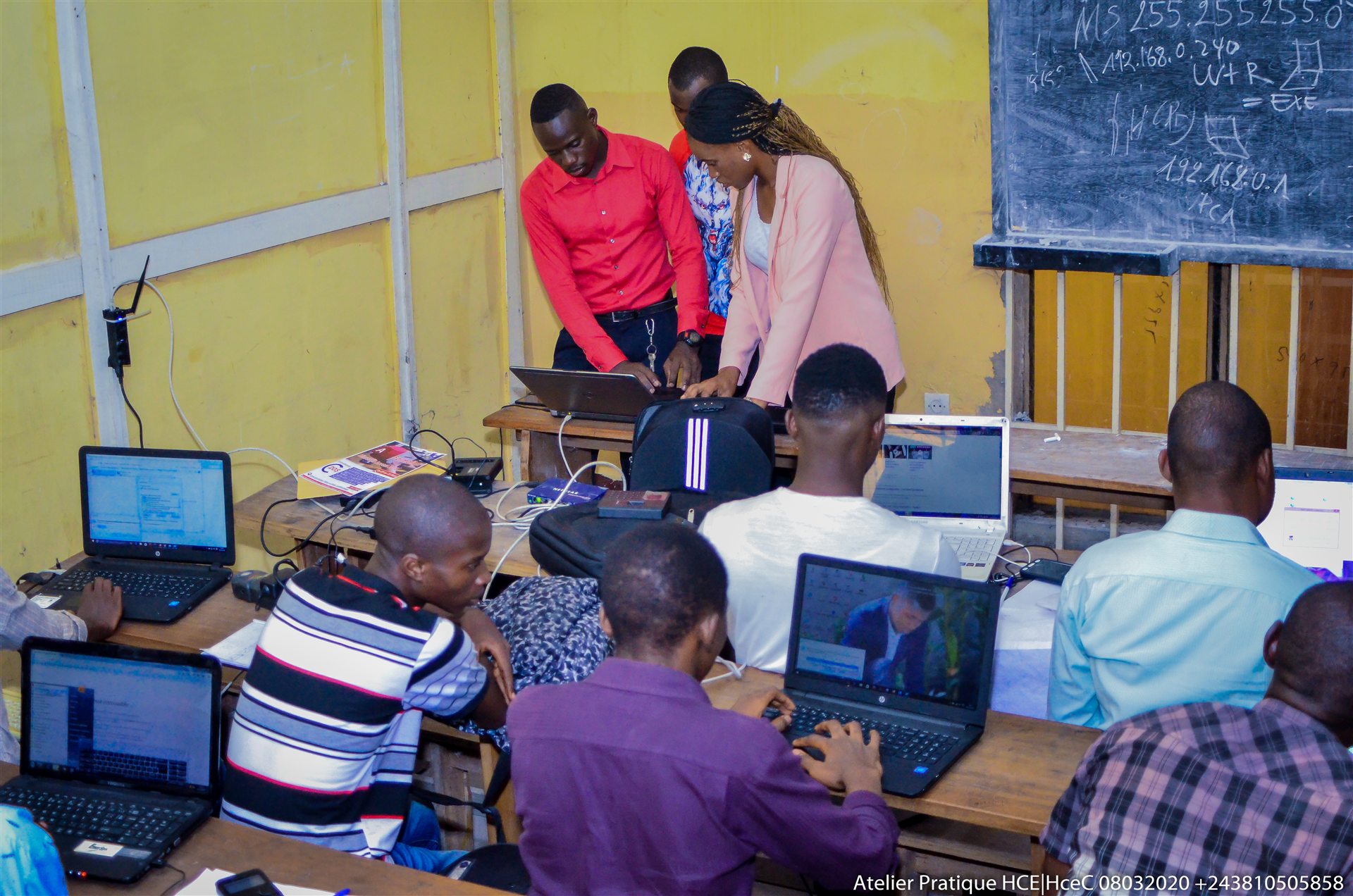 Participants travaillant sur leurs ordinateurs pendant une session pratique HCE.