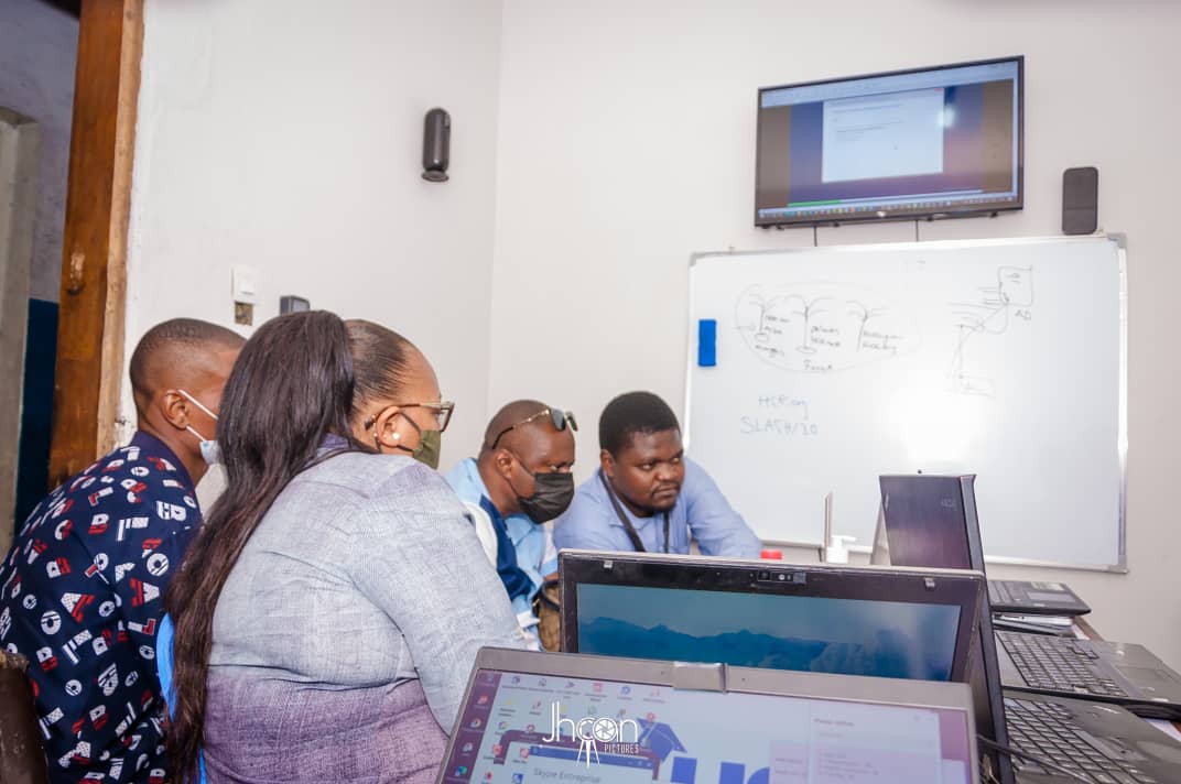 Apprentissage pratique autour d’un laboratoire infrastructure et d’une démonstration.