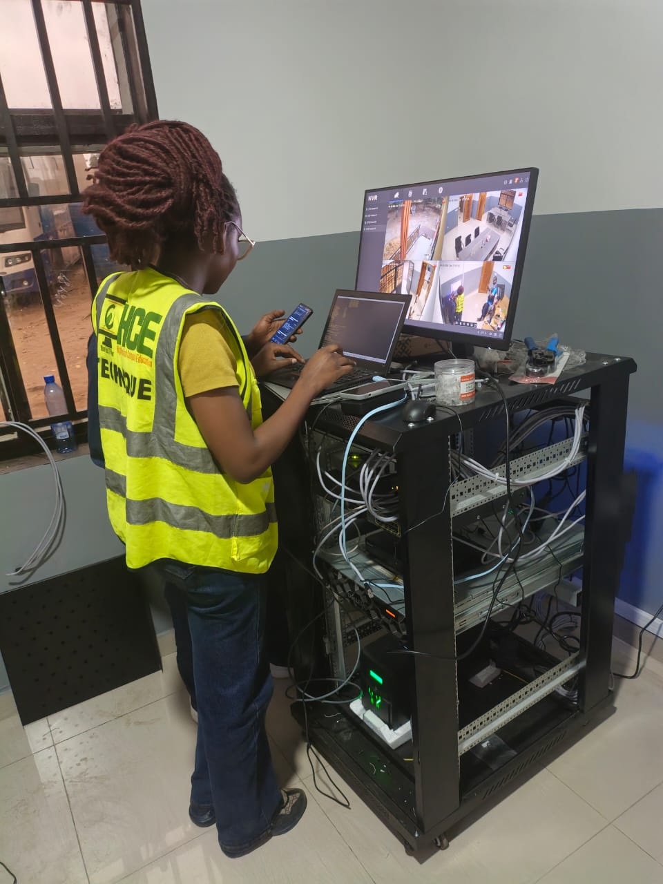 Technicienne HCE mettant en service et testant une installation de vidéosurveillance.