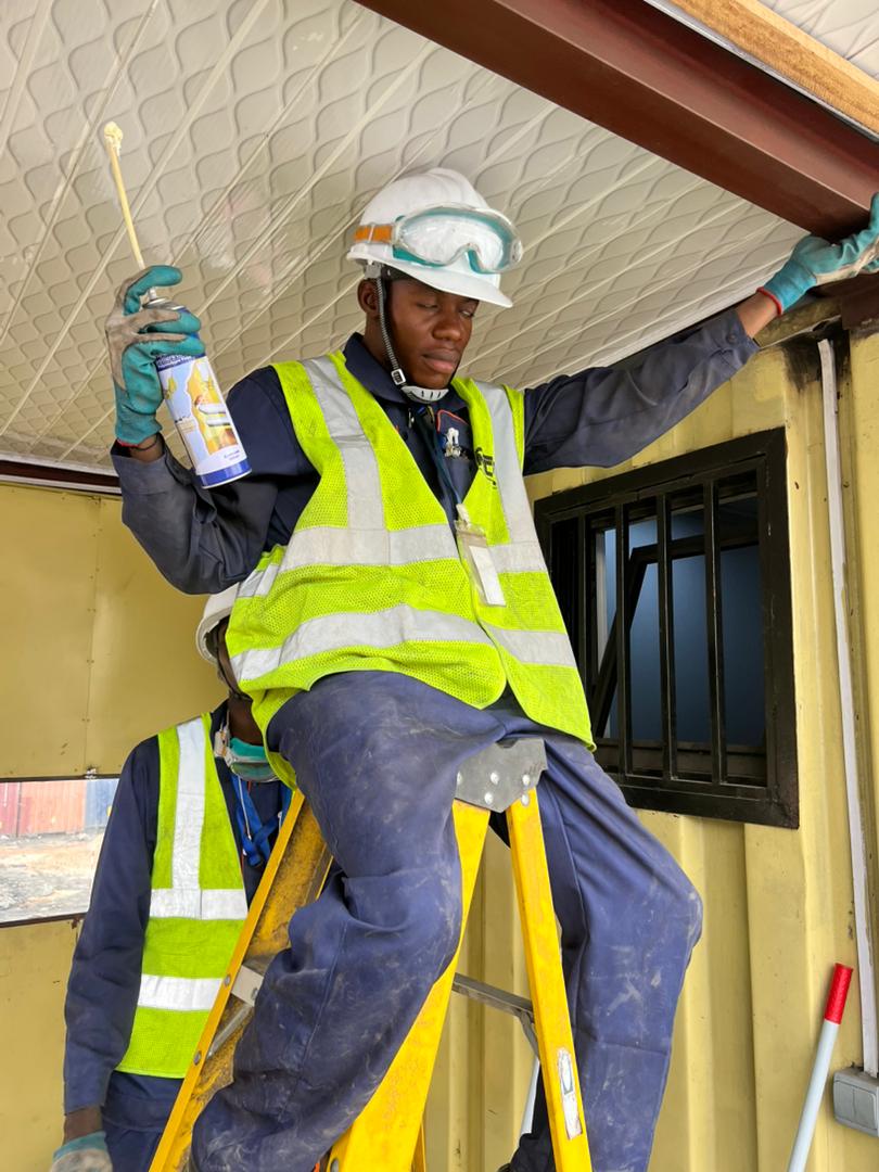 Technicien réalisant les finitions d’une installation de sécurité électronique.